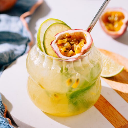 Caipirinha de Maracuja cocktail on a round tray